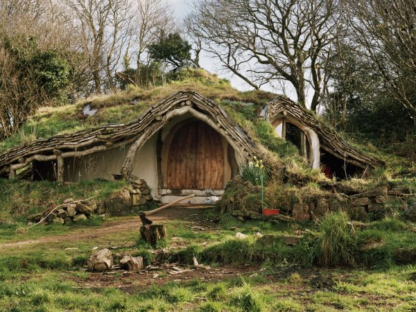 Comunidades alternativas vivem em casas camufladas pela natureza