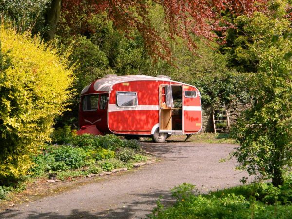 Casal transforma veículos velhos em lindas casas sobre rodas
