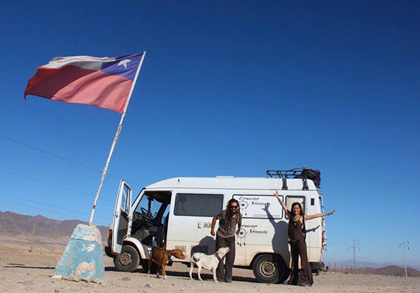 Casal sai em expedição pela América do Sul e leva cães de estimação na bagagem