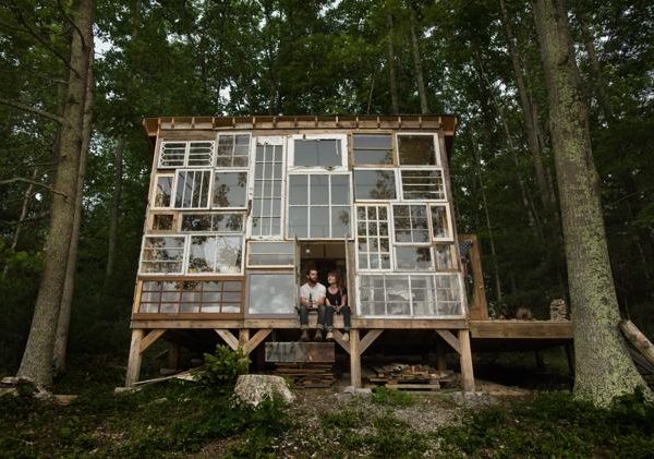 Casal larga o emprego para construir essa casa de vidro com apenas 500 dolares