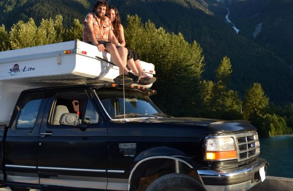 Casal viaja do Alasca ao Chile com veículo movido a óleo de cozinha