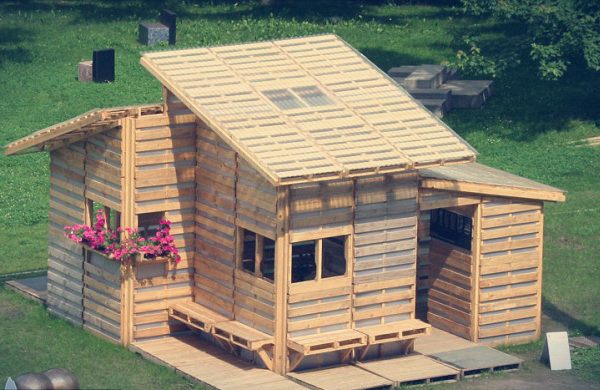 Conheça o “Pallet Home Project” casa feita com paletes reutilizados