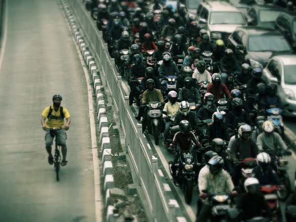 De bicicleta para o trabalho, homem ultrapassa mais de 500 carros
