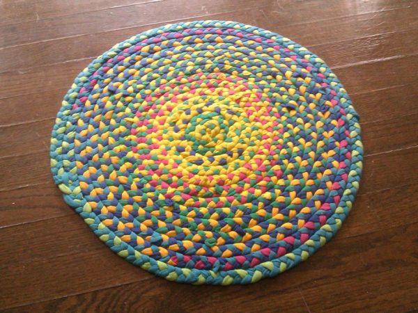 Aprenda a fazer um tapete de camisetas velhas passo-a-passo