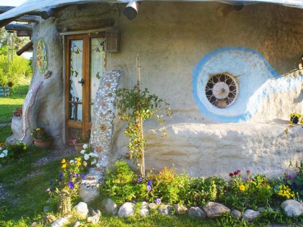 Veja como construir uma casa em superadobe passo-a-passo (com fotos)