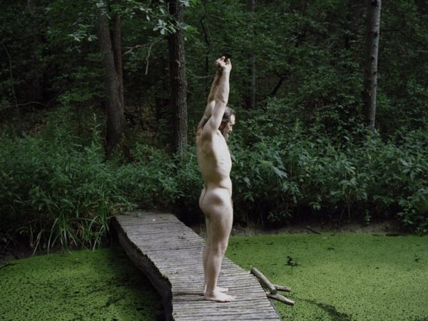 Homens e mulheres que abandonaram a cidade para viverem como eremitas