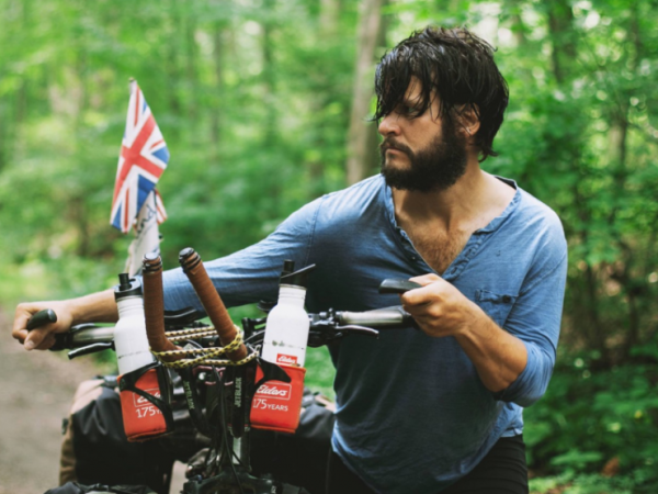 Fotógrafo vende tudo para viajar de bike pelo mundo