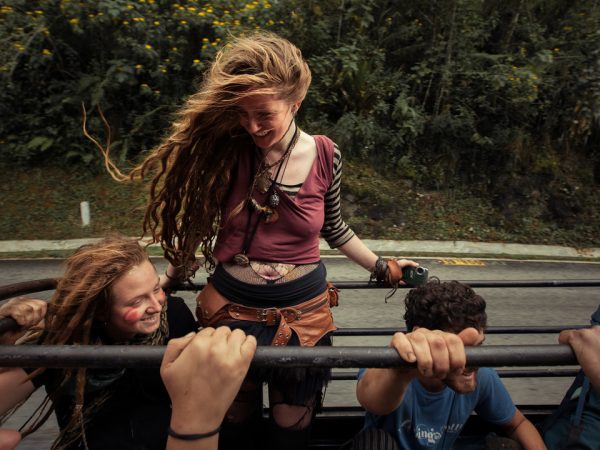 Retratos de integrantes de grupo nômade mostram beleza integrada a natureza