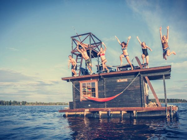 Grupo de amigos constroem uma sauna flutuante. Aprenda a construir uma sauna você também.
