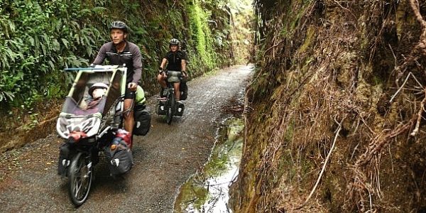 Casal de cicloturistas leva filha de três anos em viagem pelo mundo