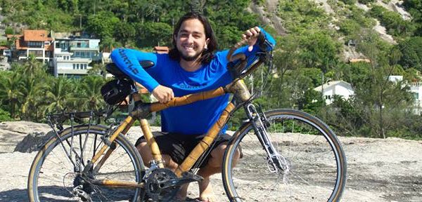 Ciclista vai rodar o mundo com uma bicicleta de bambu!