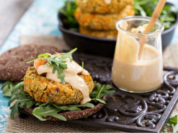 Hambúrguer de batata-doce e quinoa com maionese de castanha de cajú (Fácil)