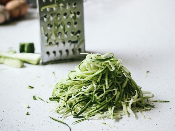 Receita fácil de espaguete de abobrinha com manjericão e tomate seco