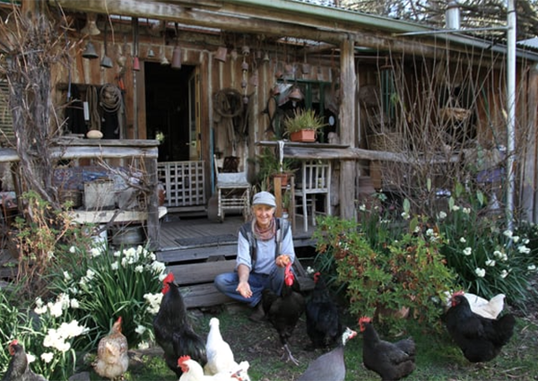 Conheça a mulher que há 30 anos vive de maneira autônoma na natureza