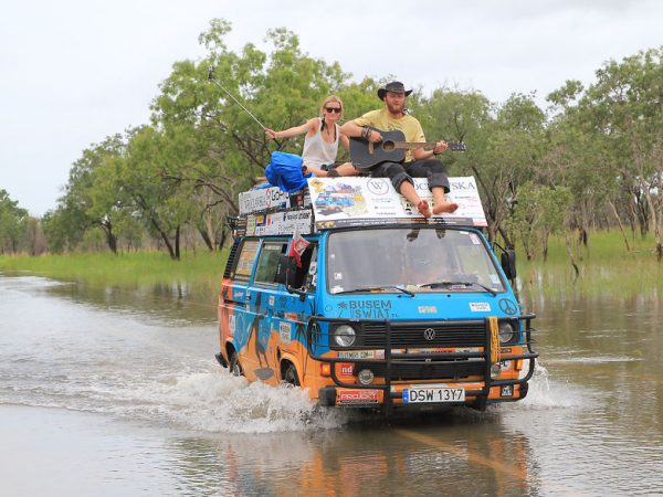 Casal viaja por mais de 50 países gastando apenas R$32 por dia