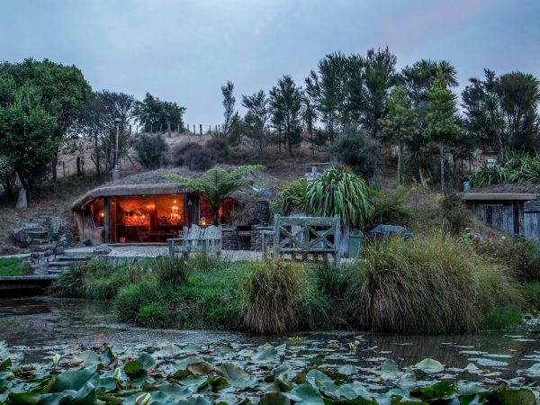 Essa casa-hobbit foi projetada para total imersão na natureza