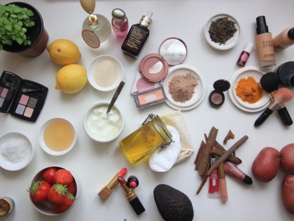 Aprenda a fazer maquiagem à base de produtos naturais