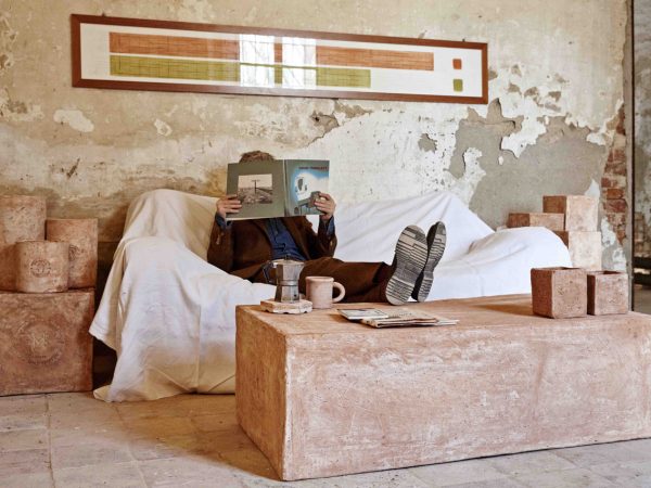 Agricultor cria móveis a partir de excremento de vaca