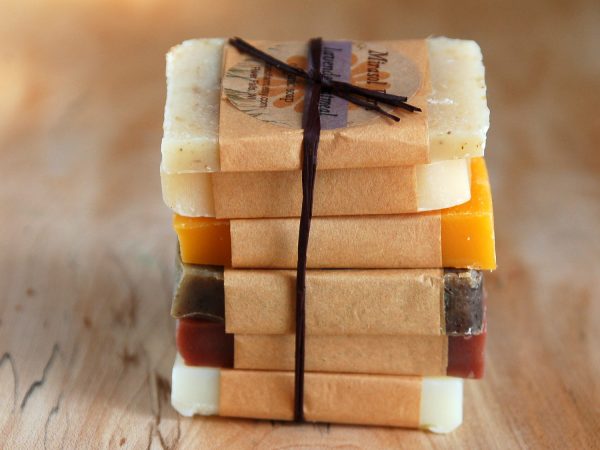 3 receitas simples de sabonetes artesanais à base de ervas