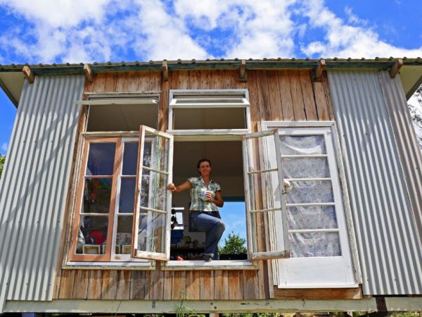 Australiana vive há um ano sem dinheiro e é mais feliz que nunca