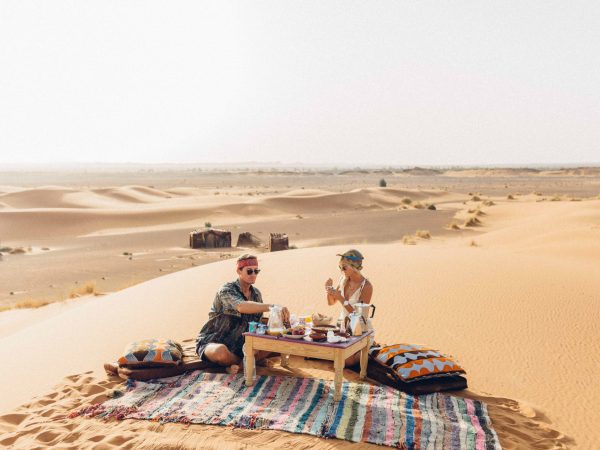 Empresas pagam esse casal para viajar pelo mundo postando fotos no Instagram