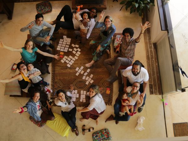Jogo de cartas para praticar a Empatia e a Comunicação Não-Violenta chega ao Brasil