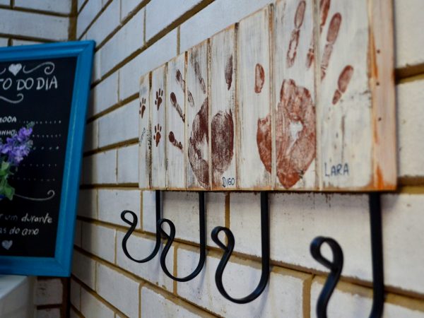 Aprenda a fazer um cabideiro artesanal e deixe sua casa mais organizada