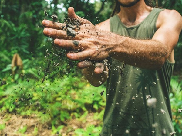 Descubra por que sujar-se com terra pode ser um antidepressivo