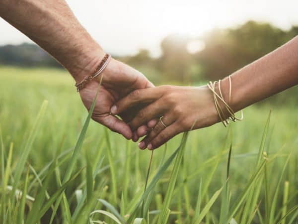 Dar as mãos reduz a dor física