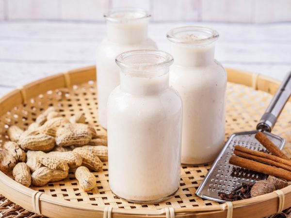 Chocolate quente vegano feito com leite de amendoim