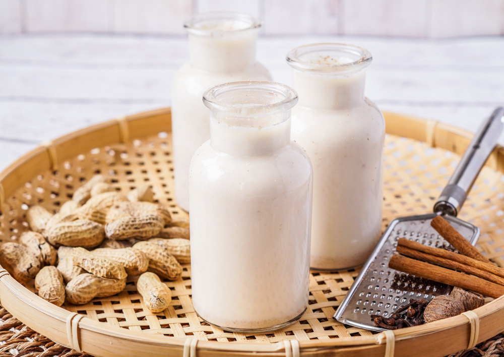Chocolate quente vegano feito com leite de amendoim