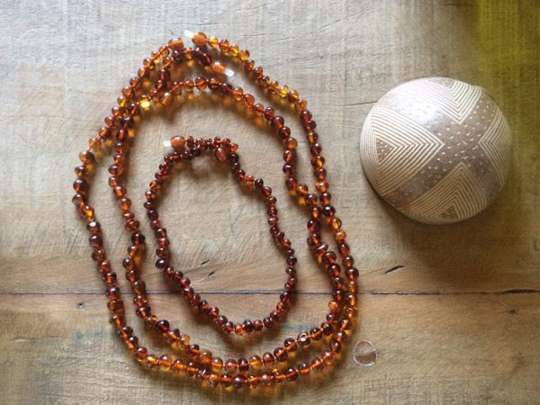 Colar de âmbar para a família e colar amamentação. Conheça seus benefícios