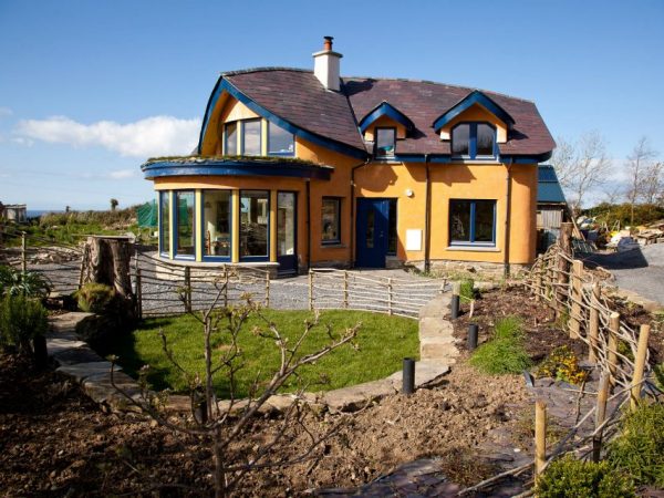 A importância da orientação solar na construção de casas e hortas