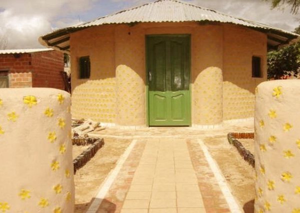 Confira como são feitas as casas com garrafa PET