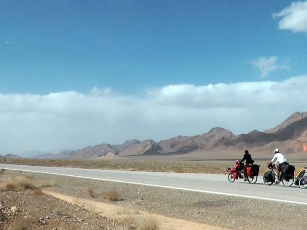 Casal tem 2 filhos durante viagem de bike pelo mundo