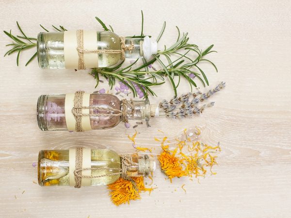 Óleos essenciais, hidrolatos e oleatos. Você sabe a diferença entre eles?