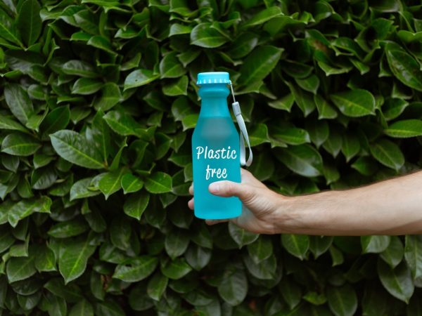 Entenda por que os recipientes de plástico biodegradável não são a solução