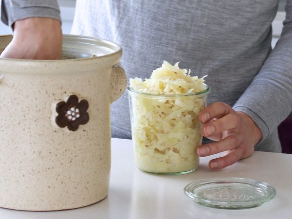 Como fazer sauerkraut no pote de cerâmica