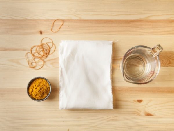 Aprenda como tingir tecidos com cúrcuma