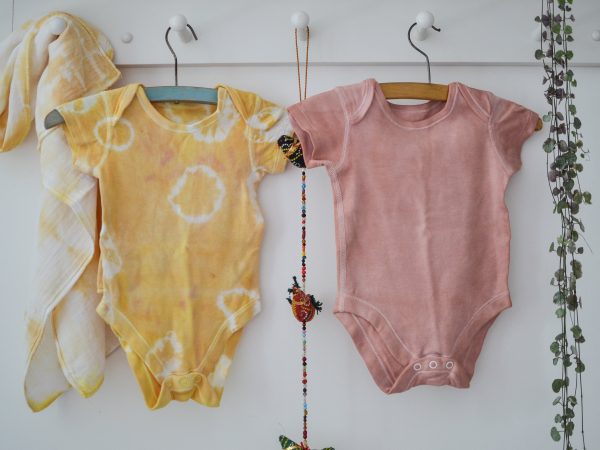 Tingindo roupas de bebê com pigmentos naturais