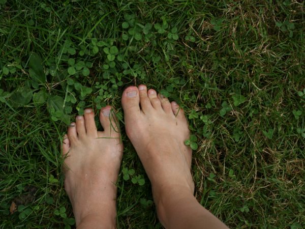 Pés Descalços: Estudo Mostra 4 Poderes de Cura na Sola dos Pés